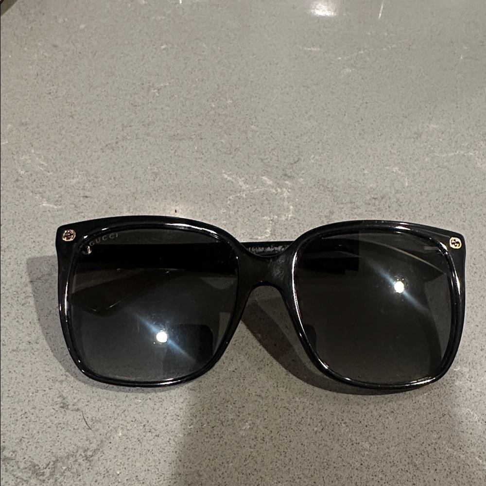 Woman’s Gucci Chic Black Sunglasses - Picture 6 of 8